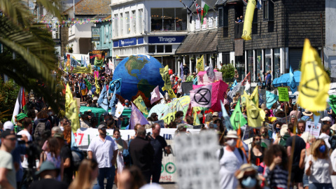 Manifestantes salen a la calle tras la llamada de Extinction Rebellion con motivo de la reunión del G7, este sábado en Falmouth. - REUTERS