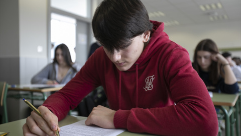 Un alumno de una clase de 1º Bachillerato del Instituto Calderón de la Barca en Gijón realiza una prueba piloto de PAU