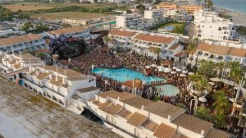 Los turistas llenan hoteles en Ibiza mientras los trabajadores luchan por encontrar un lugar donde vivir