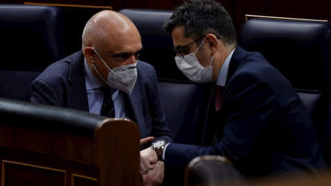 24/11/2021.- El ministro de la Presidencia, Félix Bolaños (d) conversa con el diputado del PSOE, Rafael Simancas (i) durante el pleno celebrado el Congreso este miércoles que debate diversas secciones de los Presupuestos de 2022. EFE/Chema Moya