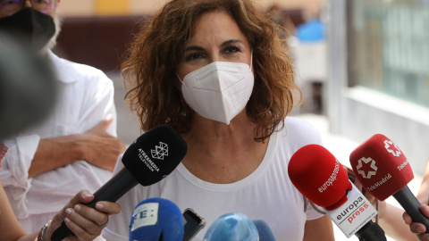 La ministra de Hacienda y portavoz del Gobierno, María Jesús Montero, atiende a los medios durante la votación de las primarias del PSOE-A, este domingo en Sevilla. - EUROPA PRESS