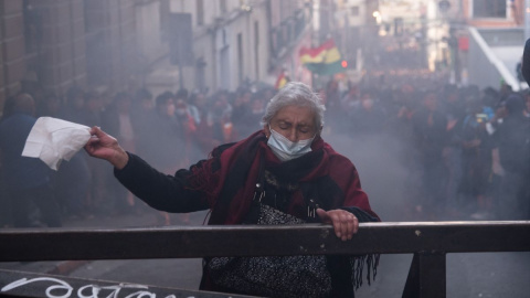 Partidarios del presidente boliviano Arce se reúnen cerca del palacio de gobierno en la Plaza Murillo durante un intento de golpe.