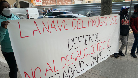 Protesta contra l'ordre de desallotjament de la nau del carrer Progrés de Badalona.