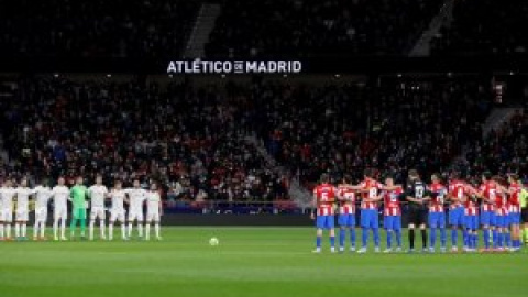 "Cuando el fútbol sí está a la altura. Gracias": el aplaudido y emotivo minuto de silencio por Almudena Grandes del Atlético de Madrid