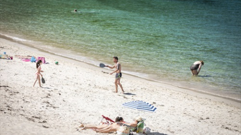 Varias personas se bañan y toman el sol en una playa del municipio de Marín, a 5 de junio de 2021, en Marín, Pontevedra, Galicia.