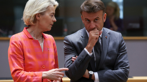 La presidenta de la Comisión Europea, Ursula von der Leyen, conversa con el presidente de Francia, Emmanuel Macron, al inicio de la cumbre de la UE para ratificar los nombramientos de los cargos de la cúpula de la UE. OLIVIER HOSLET/Pool via REUTERS