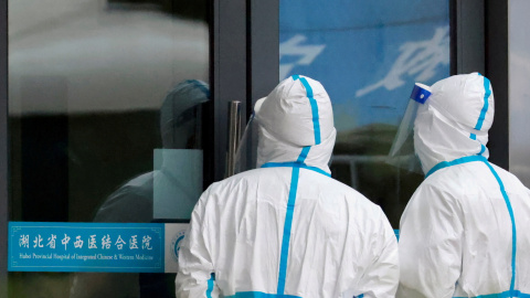 Los miembros del personal con trajes protectores se encuentran en el Hospital Provincial de Medicina China y Occidental Integrada de Hubei,