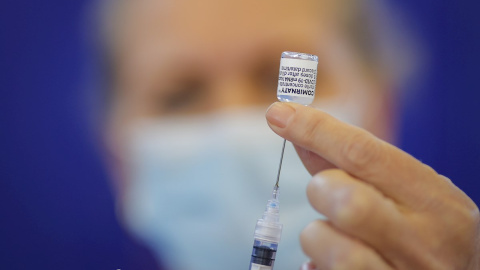 Una sanitaria preparando una de las vacunas contra la covid-19.