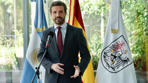 El presidente del PP, Pablo Casado, en su comparecencia ante los medios de comunicación, tras un encuentro con el jefe del Gobierno de la Ciudad de Buenos Aires, Horacio Rodríguez Larreta.