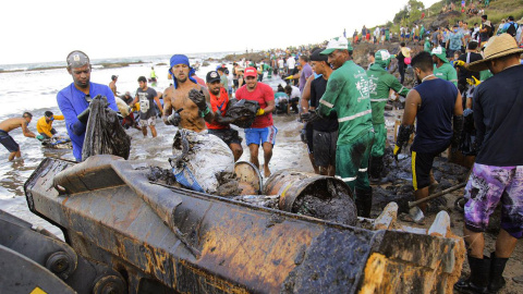 Limpieza de residuos de fuel en el Cabo São Agostinho (Pernambuco)./GILBERTO CRISPIM/ FOTOS PÚBLICAS. 22/10/19