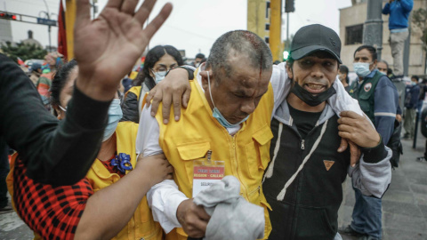 Miembros del grupo fujimorista denominado "La Resistencia" se enfrentó a los simpatizantes de Pedro Castillo a las afueras del Jurado Nacional de Elecciones.