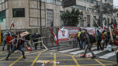 Miembros del grupo fujimorista denominado "La Resistencia" se enfrentó a los simpatizantes de Pedro Castillo a las afueras del Jurado Nacional de Elecciones.