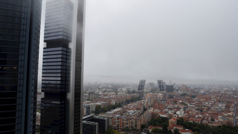 Vista de Madrid desde las obras de la hermana pequeña de las cinco torres de Madrid, la torre Caleido, que estará finalizada antes de finalizar 2019. EFE/Zipi