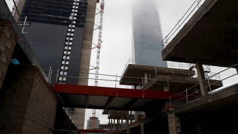 Estado de las obras de la hermana pequeña de las cinco torres de Madrid, la torre Caleido, que estará finalizada antes de finales de 2019. EFE/Zipi