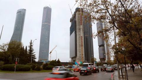 Estado de las obras de la hermana pequeña de las cinco torres de Madrid, la torre Caleido, que estará finalizada antes de finales de 2019. EFE/Zipi