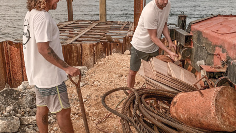 Diego Bello Lafuente, a la izquierda, con un amigo, durante la construcción de su restaurante La Santa, en General Luna.