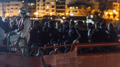 La Salvamar Talía llega al puerto de Arguineguín con varios migrantes a 14 de septiembre de 2021 en Gran Canaria.