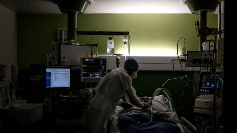 Imagen de archivo de una UCI con pacientes covid-19.