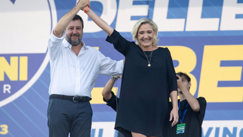 El líder del partido ultraderechista italiano Liga, Matteo Salvini, y la líder del ultraderechista francés Agrupación Nacional, Marine Le Pen, durante un acto en Italia.