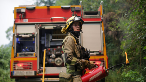 Agente de las Brigadas de Refuerzo en Incendios Forestales (BRIF) realiza labores de extinción durante un incendio, a 15 de julio de 2022, en Samos, Lugo, Galicia