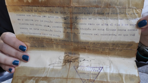 Marynés muestra el parte médico de su abuelo Indalecio, miliciano de la CNT, herido durante la Guerra Civil.