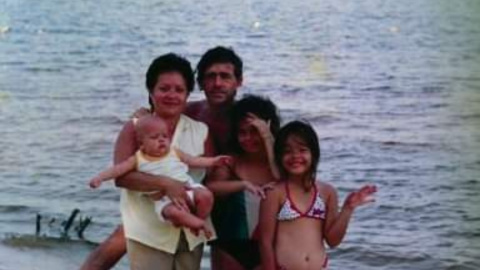 José Antonio y Simely, junto a tres de sus hijos, en una playa del río Orinoco.