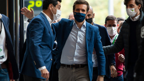 El presidente del PP-A y presidente de la Junta de Andalucía, Juanma Moreno (i), y el presidente del PP nacional, Pablo Casado (d), en el XVI Congreso Autonómico del PP de Andalucía, que se ha desarrollado este fin de semana en el Palacio de Congreso d