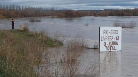 La Policía Local desaloja zonas contiguas al río Ebro en Aragón ante la llegada de la punta de la crecida