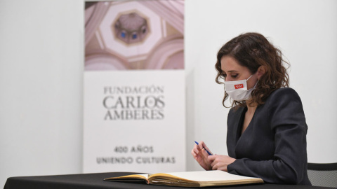 La presidenta de la Comunidad de Madrid, Isabel Díaz Ayuso, firma su toma de posesión como miembro del Patronato de la Fundación Carlos de Amberes, en la Fundación Carlos de Amberes, a 9 de diciembre de 2021, en Madrid.