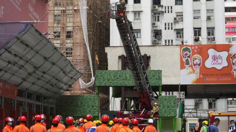 Los bomberos despliegan una escalera para rescatar a las personas atrapadas en el incendio en el World Trade Center en Hong Kong.