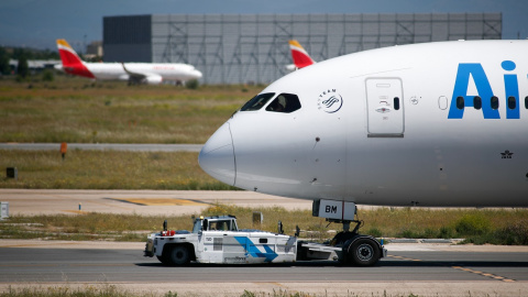 Un avión de Air Europa remolcado por la pista en la terminal 4 del Aeropuerto de Madrid-Barajas Adolfo Suárez, con un aparato de Iberia al fondo. E.P./Oscar J. Barroso