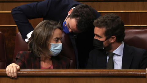 El presidente del Partido Popular Pablo Casado (d), la portavoz del PP en la Cámara Baja Cuca Gamarra y el secretario general de los "populares" Teodoro García, durante el pleno del Congreso que se celebra este martes.