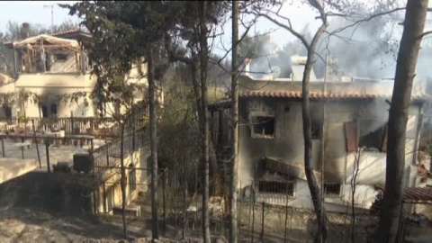 Grecia amanece arrasada por el fuego