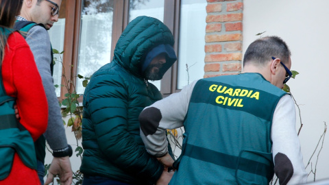 15/12/21. Uno de los acusados por el asesinato del concejal Ardines durante un registro realizado en su domicilio en Llanes, a 20 de febrero de 2019. Foto de archivo.