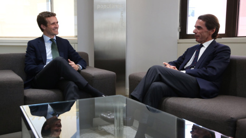 Pablo Casado y José María Aznar, en la reunión que han mantenido este martes en la sede del PP, en la calle Génova. PP.