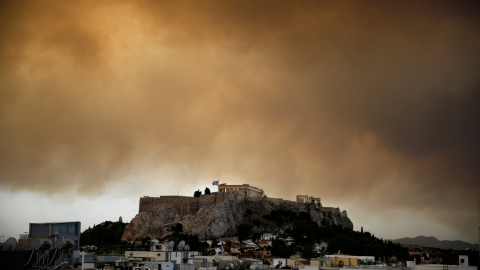 El humo del incendio sobre el templo de Partenón en Atenas. REUTERS/Alkis Konstantinidis