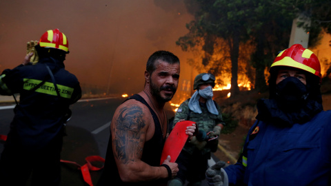 Los bomberos y ciudadanos en la ciudad de Rafina, cerca de Atenas. REUTERS/Costas Baltas