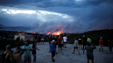 Gente observando el incendio en la ciudad de Rafina, cerca de Atenas. REUTERS/Alkis Konstantinidis