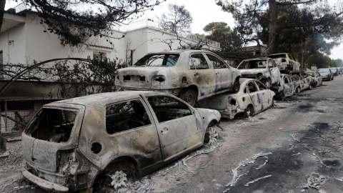 Varios coches calcinados en una zona afectada por los incendios en Argyra Akti, en Mati (Grecia). EFE/Pantelis Saitas