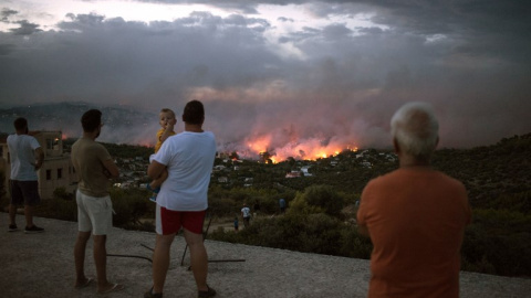 Vecinos observan el incendio de Rafina, cerca de Atenas - AFP