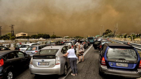 Coches parados en la carretera nacional durante el incendio de Kineta, cerca de Atenas - AFP