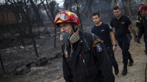 Rescatadores llegan al área de los cádaveres por el fuego en Mati, cerca de Atenas - AFP