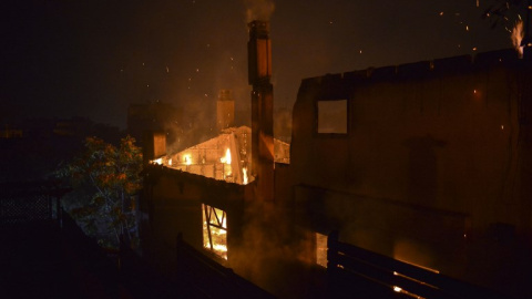 Una casa arde durante el incendio de Mati, cerca de Atenas - AFP