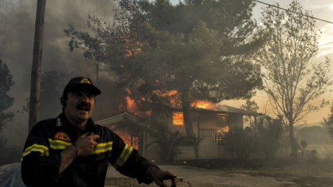 Bomberos reacciona ante el incendio de Kineta - AFP