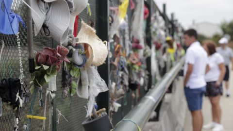 Un grupo de personas visitan la curva de Angrois donde descarrilaba un tren Alvia el pasado 24 de julio de 2013. / EFE