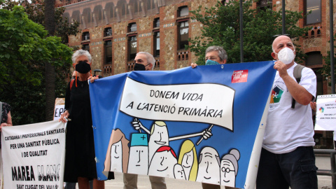 Una pancarta on s'hi pot llegir "Donem vida a l'atenció primària" durant una concentració d'entitats davant el Departament de Salut a favor d'una atenció primària pública de qualitat. Imatge del 30 de juny de 2021