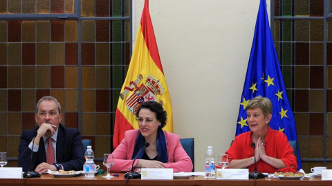 La ministra de Trabajo, Migraciones y Seguridad Social, Magdalena Valerio (c), la secretaria de Estado de Migraciones, Consuelo Rumí (d), y el secretario General de Inmigración y Emigración, Agustín Torres (i).- EFE/Tamara Rozas