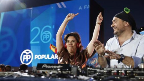 La exvicepresidenta del Gobierno Soraya Sáenz de Santamaría (i) baila durante el acto electoral de fin de campaña del 26-J, una fiesta amenizada por Dj Pulpo. EFE 24/06/2016