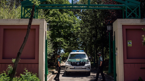 Un vehículo y varios agentes de la Guardia Civil vigilan en las inmediaciones del domicilio del productor de televisión José Luis Moreno el día de su detención, a 29 de junio de 2021, en Boadilla del Monte, Madrid (España).