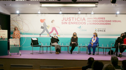 La delegada del Gobierno contra la Violencia de Género, Victoria Rosell, durante la presentación de las guías para facilitar los procesos judiciales a las mujeres con discapacidad visual y sordoceguera.